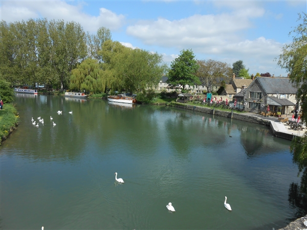 The River Thames which runs through Lechlade
